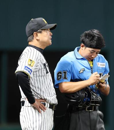 ８回、選手交代を告げる平田２軍監督（撮影・山口登）