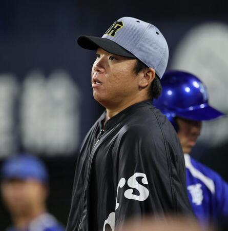 試合に負け、ナインを迎える村上（撮影・田中太一）