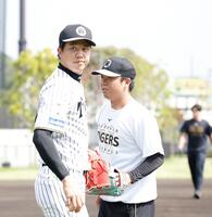 才木（左）とのキャッチボールを終えた村上（撮影・西田忠信）