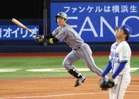 １回、二塁打を放つ近本（撮影・金田祐二）