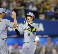 ３回、先制ソロを放ち笑顔で生還する近本（撮影・吉澤敬太）