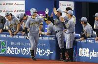 ３回、右中間に先制ソロを放ちナインに迎えられる近本（撮影・金田祐二）