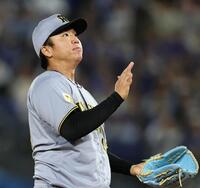 ２回、三者連続三振を奪いグラブをたたく村上（撮影・田中太一）