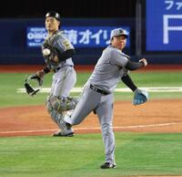 ５回、石田裕の送りバントを阻止する村上（撮影・金田祐二）