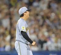 ５回、ピンチで筒香を中飛に仕留めほえる村上（撮影・吉澤敬太）