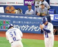 ８回、宮崎の逆転２ランに厳しい表情の藤川監督（撮影・金田祐二）