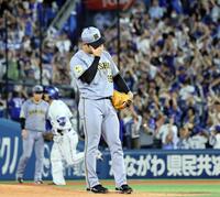 ８回、宮崎に逆転２ランを許す石井（撮影・田中太一）