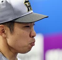 試合後、ベンチで悔しさをにじませる石井（撮影・田中太一）
