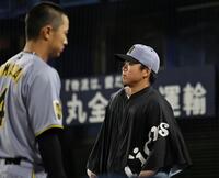 試合に負け、ナインを迎える村上（撮影・田中太一）
