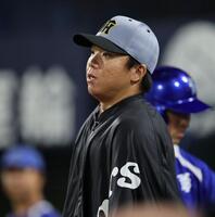 試合に負け、ナインを迎える村上（撮影・田中太一）