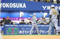 ９回、好機に前川（背番号５８）が空振り三振に倒れ試合終了。無念そうな（左から）村上、森下ら阪神ナイン（撮影・吉澤敬太）