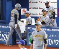 ９回、元山が送りバントを失敗し厳しい表情の藤川監督（撮影・金田祐二）