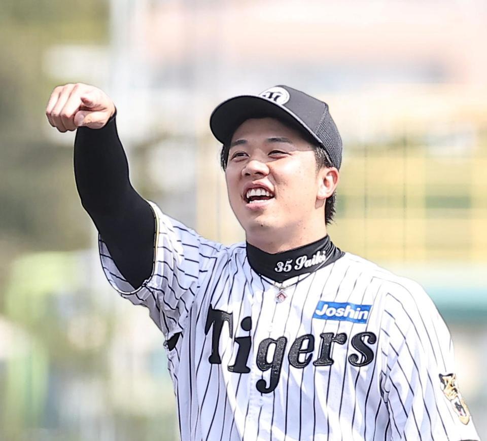 笑顔で練習する才木（撮影・西田忠信）