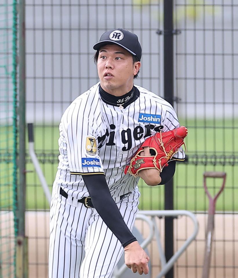 キャッチボールで調整する才木（撮影・西田忠信）