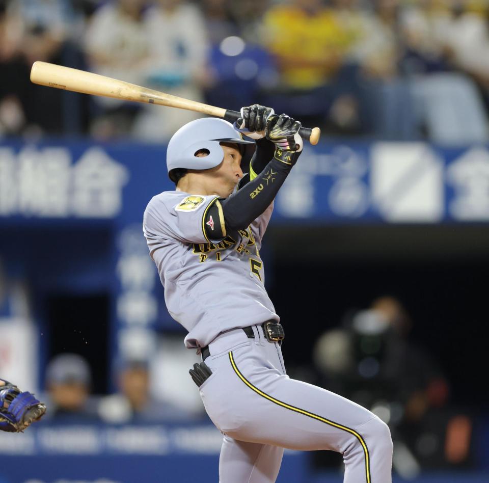 ３回、右越えに先制ソロを放つ近本光司（撮影・吉澤敬太）