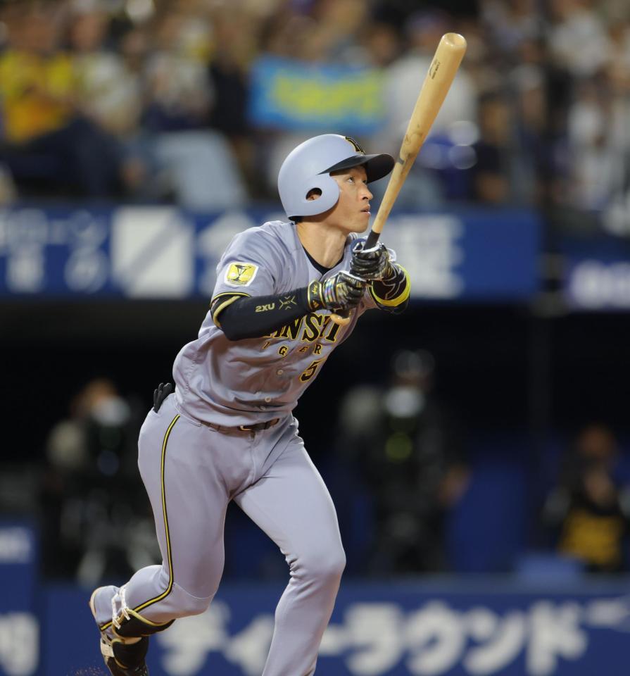 １回、右越えに二塁打を放つ阪神・近本光司＝横浜スタジアム（撮影・吉澤敬太）