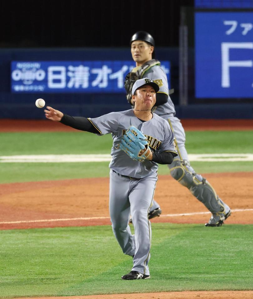 ５回、石田裕の送りバントを阻止する村上（撮影・金田祐二）
