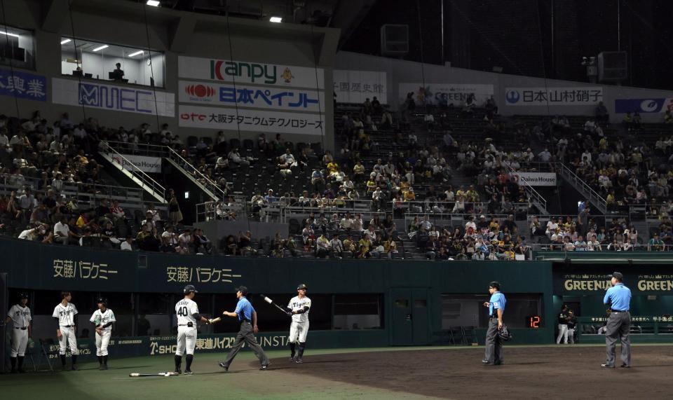 ７回、阪神の攻撃中に球場内で火災警報が発報し試合が中断する（撮影・山口登）