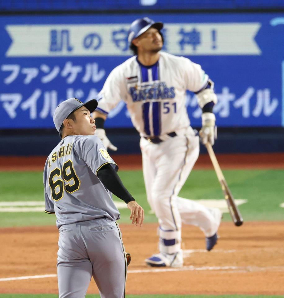 ８回、宮崎に逆転２ランを浴びる石井（撮影・金田祐二）