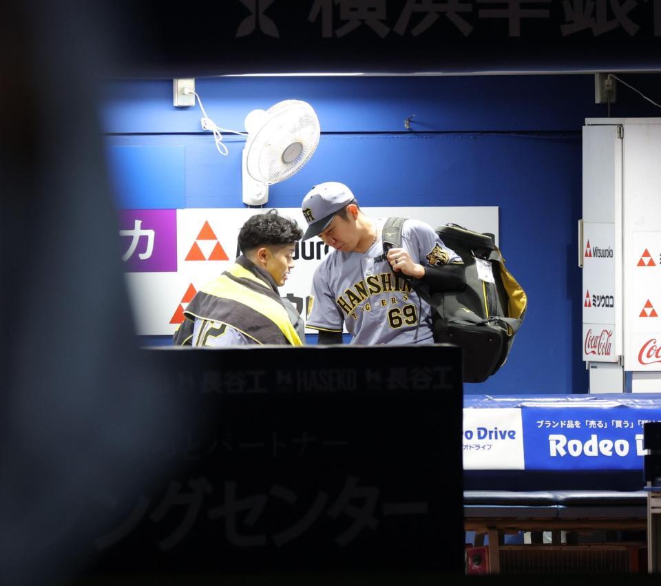 試合後、真っ暗になった球場のベンチの中で、坂本（左）と話す石井（撮影・吉澤敬太）