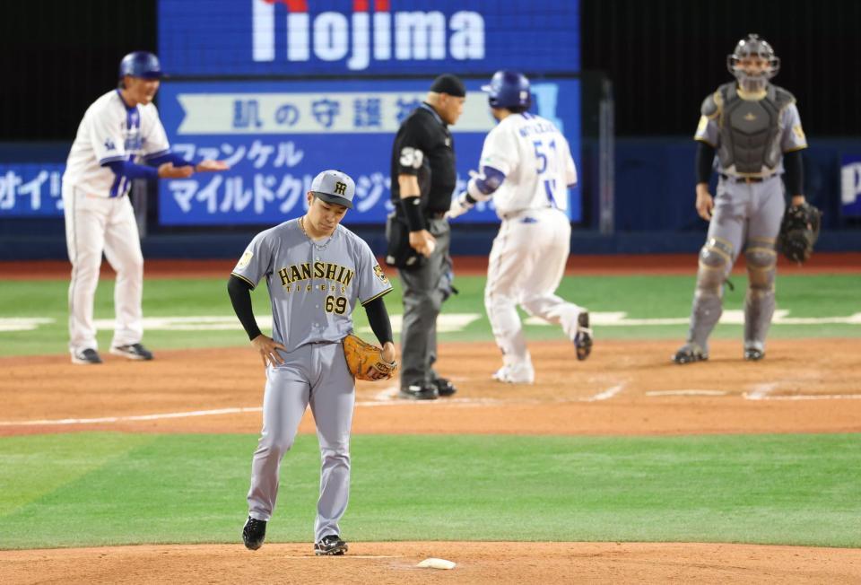 ８回、宮崎に逆転２ランを浴びがっくりの石井（撮影・金田祐二）