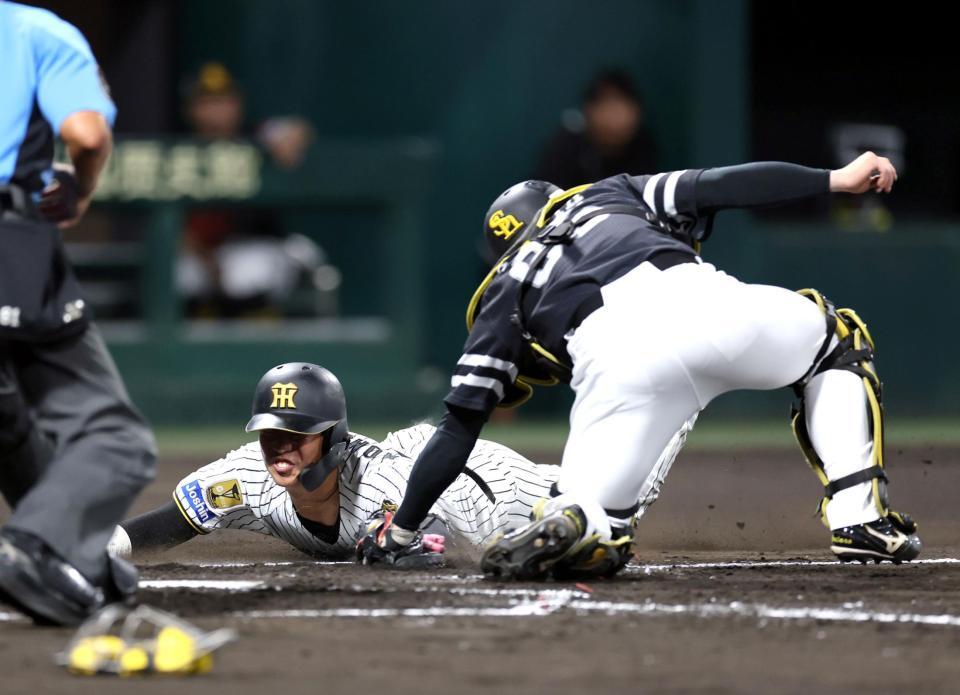 ２回、百崎は谷端の右前打で生還する（撮影・山口登）