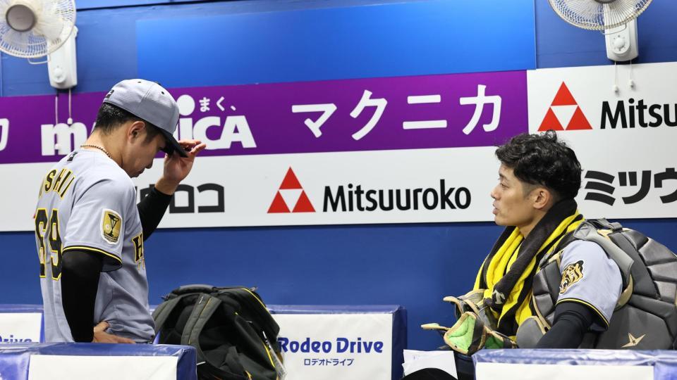 試合後、ベンチで話をする石井と坂本（撮影・田中太一）