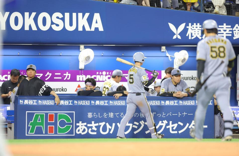 ９回、好機に前川（背番号５８）が空振り三振に倒れ試合終了。無念そうな（左から）村上、森下ら阪神ナイン（撮影・吉澤敬太）