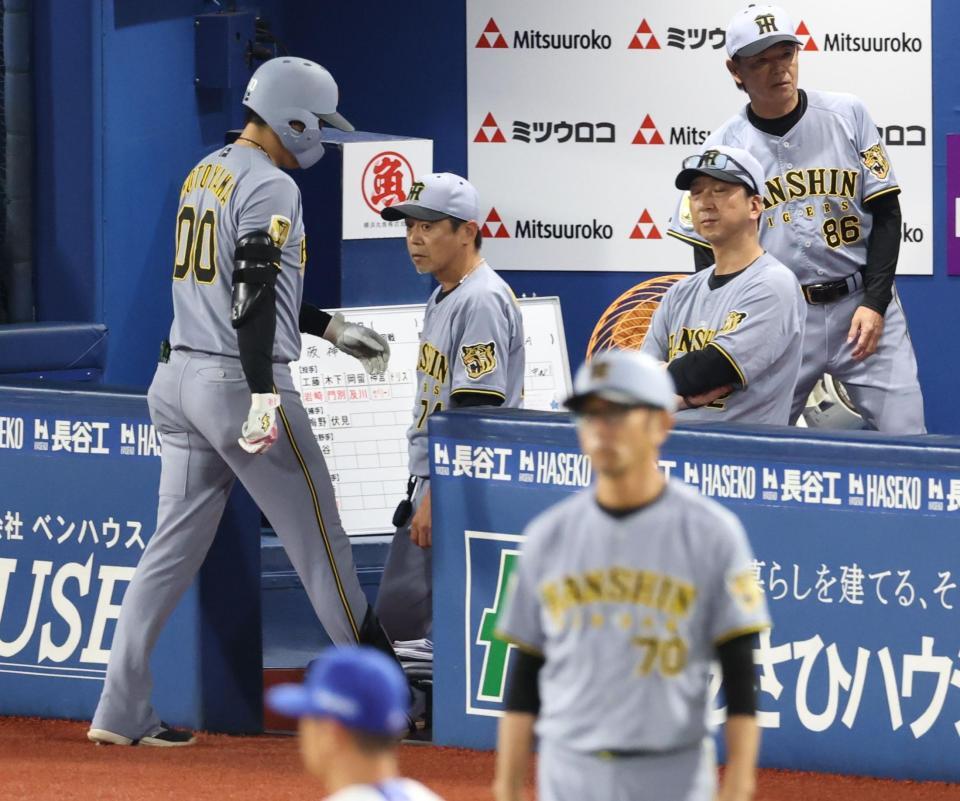 ９回、元山が送りバントを失敗し厳しい表情の藤川監督（撮影・金田祐二）
