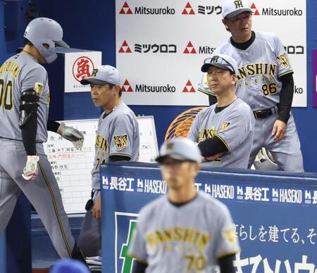 ９回、元山が送りバントを失敗し厳しい表情の藤川監督（撮影・金田祐二）