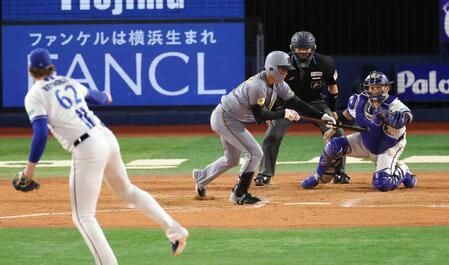 　９回、送りバントを失敗する元山（撮影・金田祐二）