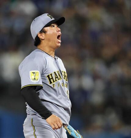 　６回、エンカーナシオンを三振に仕留め吠える村上（撮影・田中太一）