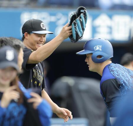 牧（右）とじゃれ合う森下（撮影・吉澤敬太）
