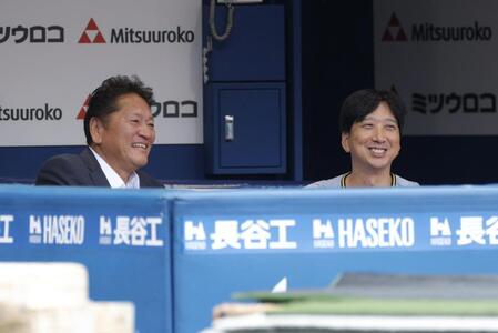 佐々木主浩氏（左）と談笑する藤川監督（撮影・吉澤敬太）