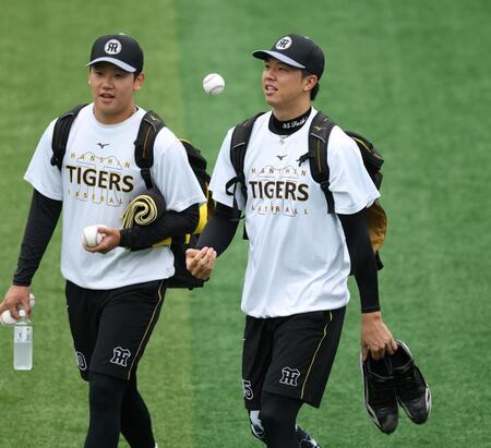 門別と笑顔の才木（撮影・金田祐二）
