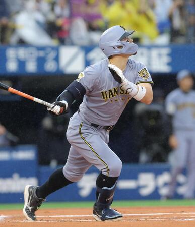 １回、先制の中犠飛を放つ佐藤輝（撮影・吉澤敬太）