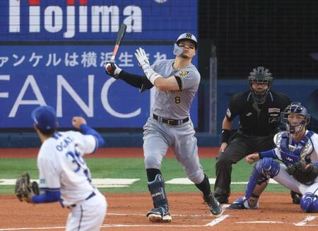 １回、先制の中犠飛を放つ佐藤輝（撮影・金田祐二）