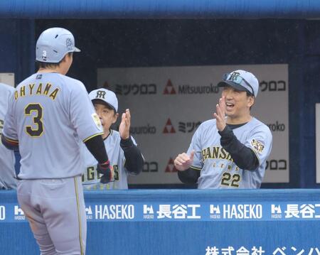 ４回、ソロを放った大山（左）を笑顔で迎える藤川監督（撮影・吉澤敬太）