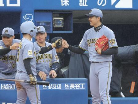 １回、大山の適時打で生還した中野（手間左）を笑顔で迎える才木（撮影・吉澤敬太）