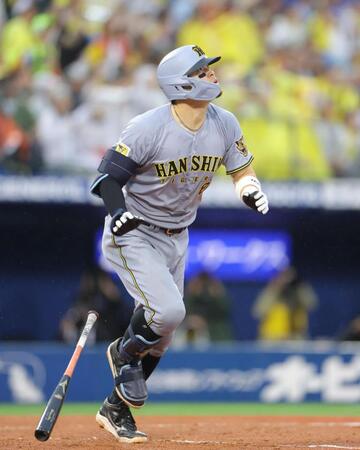 ７回、右越えにソロを放つ佐藤輝（撮影・吉澤敬太）