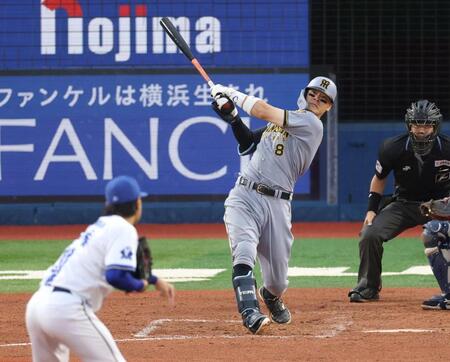 ７回、右中間にソロを放つ佐藤輝（撮影・金田祐二）