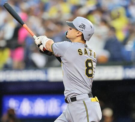 ７回、ソロを放つ佐藤輝（撮影・田中太一）