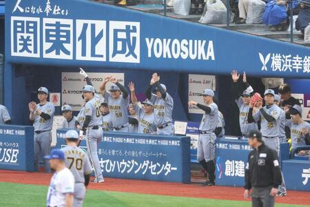 １回、大山の適時打で喜ぶ阪神ベンチ（撮影・金田祐二）