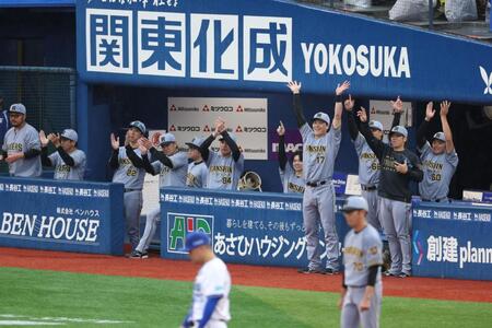 ６回、大山の勝ち越し２点二塁打で盛り上がる阪神ベンチ（撮影・金田祐二）