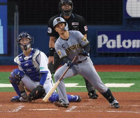 ６回、２点二塁打を放つ坂本（撮影・金田祐二）