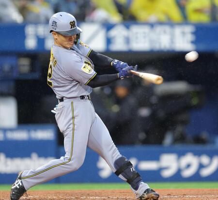 ６回、中越えに２点二塁打を放つ坂本（撮影・吉澤敬太）