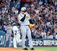 　８回、宮崎に逆転２ランを許す石井（撮影・田中太一）