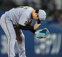 ７回、度会を打ち取りグラブをたたく村上（撮影・田中太一）