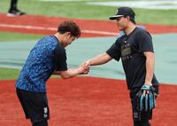 前日、死球を受けた中大の後輩・石田裕と和解する森下（撮影・金田祐二）