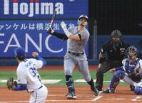 １回、先制の中犠飛を放つ佐藤輝（撮影・金田祐二）